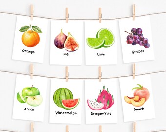 Puede incluir: Ocho ilustraciones de acuarela de diferentes frutas y verduras, cada una con su nombre escrito debajo. Las frutas y verduras son: naranja, higo, lima, uvas, manzana, sandía, fruta del dragón y melocotón.