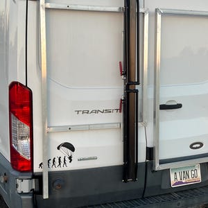 Supporti per portellone posteriore lato guidatore Ford Transit per cerniere a 180 gradi, soluzione fai-da-te per ulteriore spazio di archiviazione.