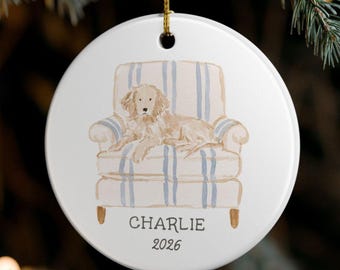 Ornement de Noël personnalisé Golden Retriever, nom du chien et année personnalisés, chaise à rayures crème et bleues
