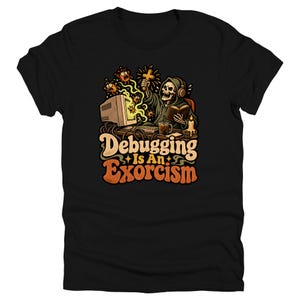 Könnte beinhalten: Ein schwarzes T-Shirt mit einer Grafik eines Skeletts mit Kopfhörern am Computer, das ein Kreuz und ein Buch hält. Kleine Kreaturen kommen aus dem Bildschirm. Der Text lautet Debugging Is An Exorcism in einer retro orangefarbenen und cremefarbenen Schrift.