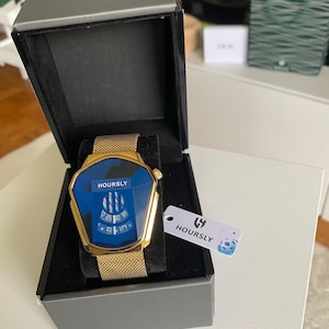Luxury wristwatch - Unique design with stainless steel bracelet