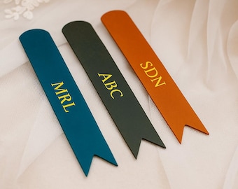 Custom leather bookmark with initials, Engraved leather bookmark gift, Personalized bookmark for readers, Minimalist brown book accessory