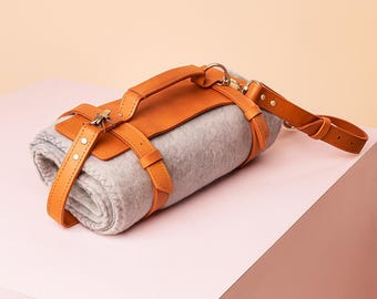 Blanket holder with handle, Travel strap for picnic throw or yoga mat, Handmade leather roll-up carrier for outdoor adventures