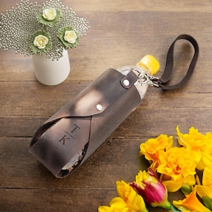 Leather bottle holder with strap, Custom water bottle carrier, Personalized leather drink holder, Bottle strap for travel and hiking