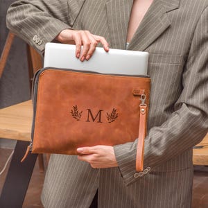 Spersonalizowany skórzany pokrowiec na laptopa, niestandardowy pokrowiec na laptopa, skórzana osłona na MacBooka, grawerowany skórzany uchwyt na laptopa, pokrowiec na laptopa, smukły pokrowiec na laptopa