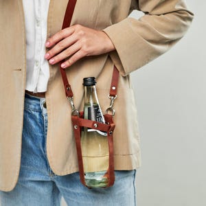 Leather water bottle holder, Crossbody bottle carrier leather, Adjustable wine bottle sling, Personalized leather bottle strap