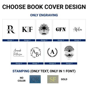 Op de afbeelding: Afbeelding met opties voor boekontwerp. De tekst luidt "CHOOSE BOOK COVER DESIGN" en "ONLY ENGRAVING". Ontwerpen omvatten initialen, namen en boommotieven. Er worden ook stempelopties getoond, met tekst- en kleurkeuzes.