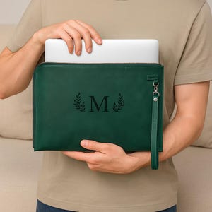 Spersonalizowany skórzany pokrowiec na laptopa, skórzany pokrowiec na MacBooka Pro Air, smukła skórzana saszetka na laptopa, grawerowany uchwyt na laptopa, spersonalizowana osłona laptopa