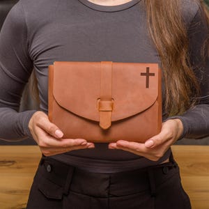 Copertina per Bibbia in pelle personalizzata, custodia per Bibbia personalizzata, copertina per libro in pelle incisa, protezione per Bibbia fatta a mano, involucro per libro personalizzato, regalo religioso