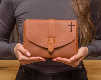 Aangepaste leren bijbelomslag, gepersonaliseerde bijbelhoes, gegraveerde leren boekomslag, handgemaakte bijbelbeschermer, aangepaste boekomslag, religieus cadeau