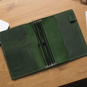 Travelers notebook cover a5, Green journal cover, Travelers journal cover with elastic band, Refillable journal cover with pen holder