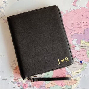 Reisedokumentmappe, personalisierte Initialen, Geschäftsreise, Chefgeschenk, veganes Kunstleder, Geschenk für ihn, Geschäftsreise-Brieftasche