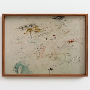 Puede incluir: Obra de arte abstracta en un marco de madera. La obra presenta un fondo crema con líneas garabateadas y salpicaduras de colores en negro, amarillo, rojo y verde azulado. El marco es de color marrón cálido.