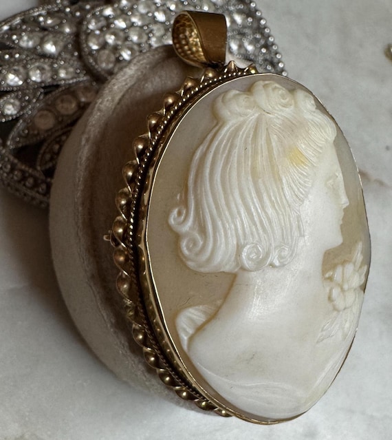 Vintage Gold Cameo Brooch or Pendant