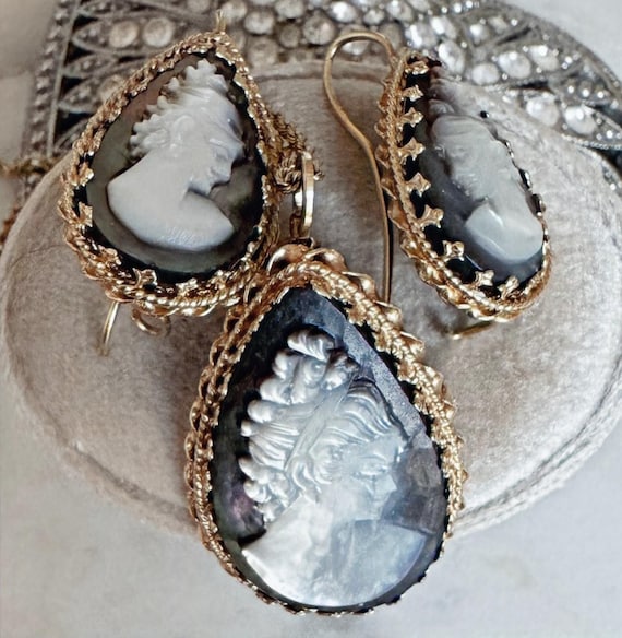 Vintage Gold Cameo Pendant Set