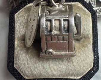 Dije vintage de plata con forma de máquina tragamonedas de Las Vegas