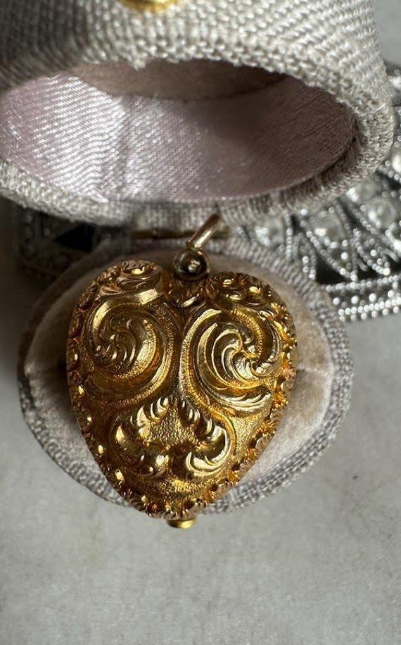 Vintage 18kt Gold Heart Photo Locket