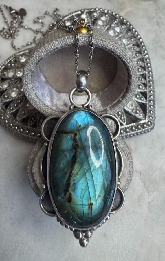 Silver Vintage Labradorite Scalloped Pendant Necklace