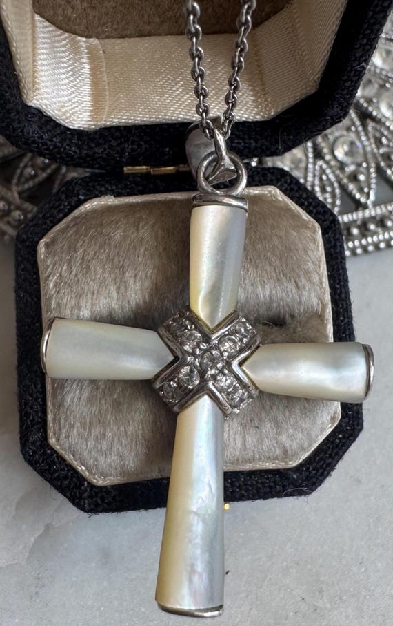 Vintage Mother of Pearl Pendant Necklace