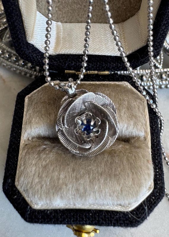 Vintage Silver Rose Pendant Necklace