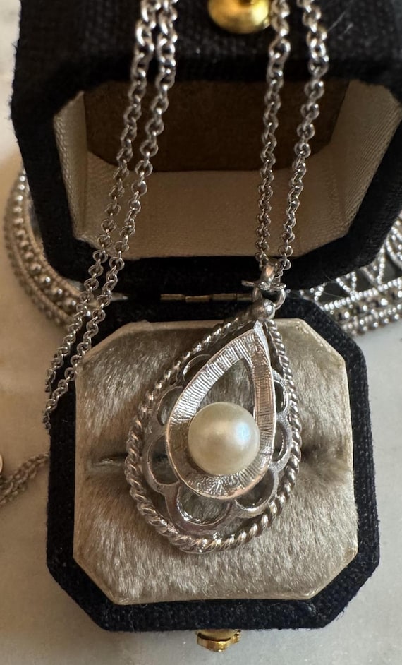 Vintage White Gold Tear Drop Pearl Pendant Necklace