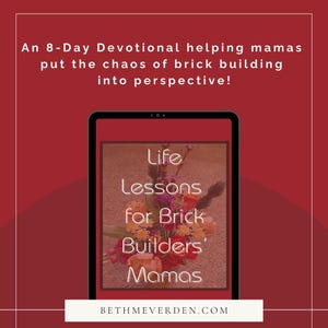 Op de afbeelding: Een digitale download-omslag afbeelding voor een 8-daagse devotie met de titel "Life Lessons for Brick Builders' Mamas". De omslag toont een bloemstuk met een rode achtergrond.