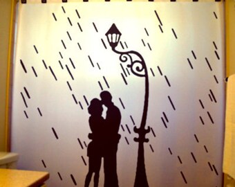 Cortina de ducha romántica con diseño de pareja, lluvia y farola