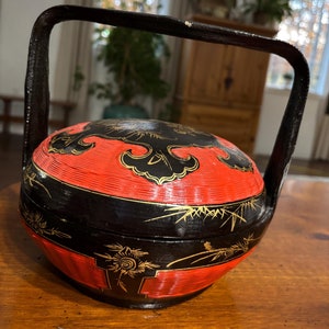 Asian Elegance: Vintage Japanese Lacquer Box - A Stunning Mid-Century Piece