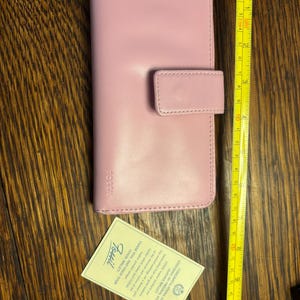 Cartera plegable vintage de cuero rosa de Fossil: organizador para mujer de la era Y2K