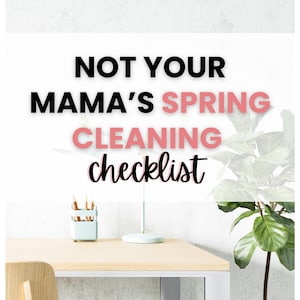 Könnte beinhalten: Ein Schreibtisch mit einer hellen Holzplatte und einer hellblauen Lampe. Der Text lautet "NOT YOUR MAMA'S SPRING CLEANING checklist". Ein Holzstuhl und eine Pflanze sind ebenfalls zu sehen. Der Name "BONNIE HINTENACH" ist unten.
