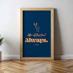 Può includere: Una stampa incorniciata con sfondo blu e testo dorato. Il testo recita "Dopo tutto questo tempo? Sempre." con il nome dell'autore J.K. Rowling sotto. Un cervo stilizzato è sopra il testo.