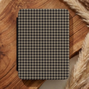 Custom Initials Dark Academia Kindle Case | 7" Paperwhite/Colorsoft Cover | Houndstooth Black & Beige