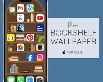 Op de afbeelding: Een digitale illustratie van een iPhone-scherm met een boekenkastbehang. Het behang toont een bruine boekenkast met verschillende boeken, planten en pictogrammen voor apps zoals Instagram, Facebook, Pinterest en het Weerkanaal. De tekst "iPhone BOOKSHELF WALLPAPER FOR IOS18" wordt weergegeven op een blauwe achtergrond.