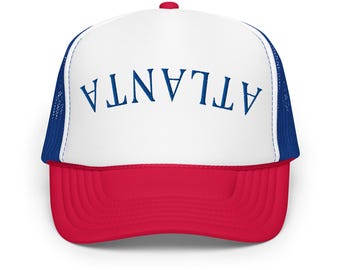 Könnte beinhalten: Rote, weiße und blaue Trucker-Cap mit dem Wort "ATLANTA" in blauer Schrift auf der Vorderseite. Die Kappe hat einen roten Schirm, eine weiße Frontplatte und blaue Mesh-Seiten und -Rückseite.