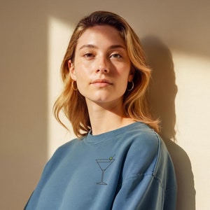 Haftowana bluza Martini Comfort Colors: prezent dla miłośnika koktajli, strój na wieczór panieński, elegancki kolorowy akcent