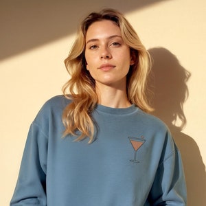 Bluza Espresso Martini Comfort Colors, haftowana: prezent dla miłośnika koktajli, strój na wieczór panieński, elegancki kolorowy akcent