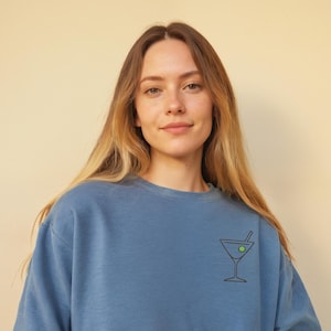 Bluza Dirty Martini Comfort Colors, haftowana: prezent dla miłośnika koktajli, strój na wieczór panieński, elegancki kolorowy akcent
