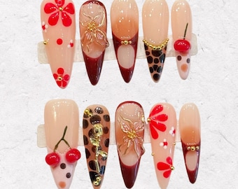 Handgemaakte rode kersen- en luipaardprint pers op de nagels | Vintage bloemen gouden 3D-bedel lange naaldnagels | Coquette-esthetische leugens