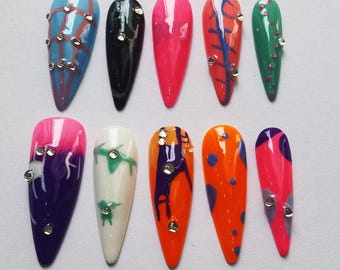 Presse aiguille abstraite audacieuse sur les ongles : nail art strass peint à la main