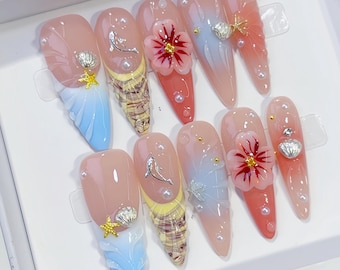 Unhas postiças 3D com flores tropicais, unhas para férias na praia, unhas ombré azul oceano, unhas florais de hibisco, unhas de sereia para o verão, conchas e estrelas-do-mar.