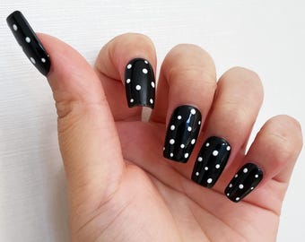 Schwarz Tupfen Drücken Sie auf die Nägel | Handgefertigtes Retro Gel Nagel Set