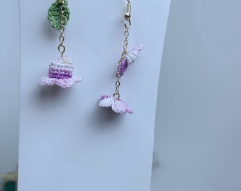 Pendientes colgantes asimétricos de micro crochet con diseño floral de hojas desiguales.