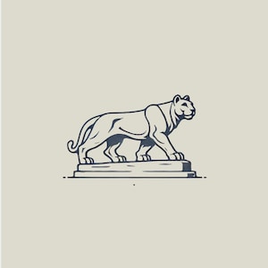 Puede incluir: Ilustración estilizada de un león caminando sobre una base rectangular. El león está representado en azul oscuro con líneas detalladas, sobre un fondo beige claro. El diseño es simple y elegante.