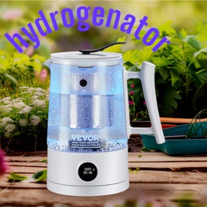 Może przedstawiać: Biały generator wody wodorowej z wyświetlaczem cyfrowym pokazującym 208°F i 05:30. Generator wody ma szklany dzbanek z filtrem ze stali nierdzewnej i niebieskie światło oświetlające wodę.