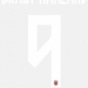 Pode incluir: Uma estampa gráfica branca com o texto BRAUT HAALAND em uma fonte ousada e estilizada acima de um número nove grande, branco e angular. Um pequeno emblema retangular exibindo a bandeira da Noruega está centralizado na base do nove.