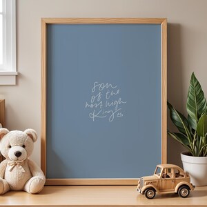 Figlio del Re Altissimo (Blu) – 2 Corinzi 6:18 – Stampa per la cameretta dei bambini scritta a mano, per neonato – Arte murale cristiana – Stampa fisica 8 x 10"