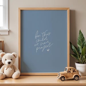 Per questo bambino abbiamo pregato (blu) – 1 Samuele 1:27 / Stampa biblica per la cameretta del bambino / Scritta a mano cristiana / Stampa fisica 8x10"