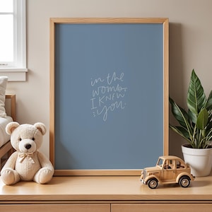 Nel grembo materno ti ho conosciuto (blu) – Geremia 1:5 / Stampa biblica per la cameretta del bambino / Arte murale cristiana scritta a mano / Stampa fisica 8x10"