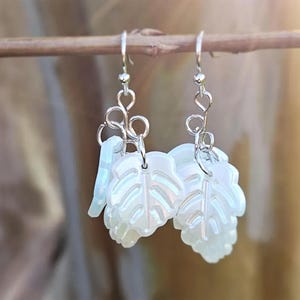 Brincos pendurados de folha de Monstera branca feitos à mão: joias de acrílico Boho