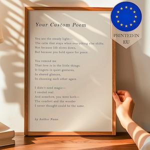 Pode incluir: Uma impressão emoldurada com um poema personalizado em texto preto sobre um fundo branco. A moldura é de cor castanho claro. Um autocolante azul e amarelo da UE está no canto superior direito. O texto diz "Your Custom Poem" e "Printed in EU".
